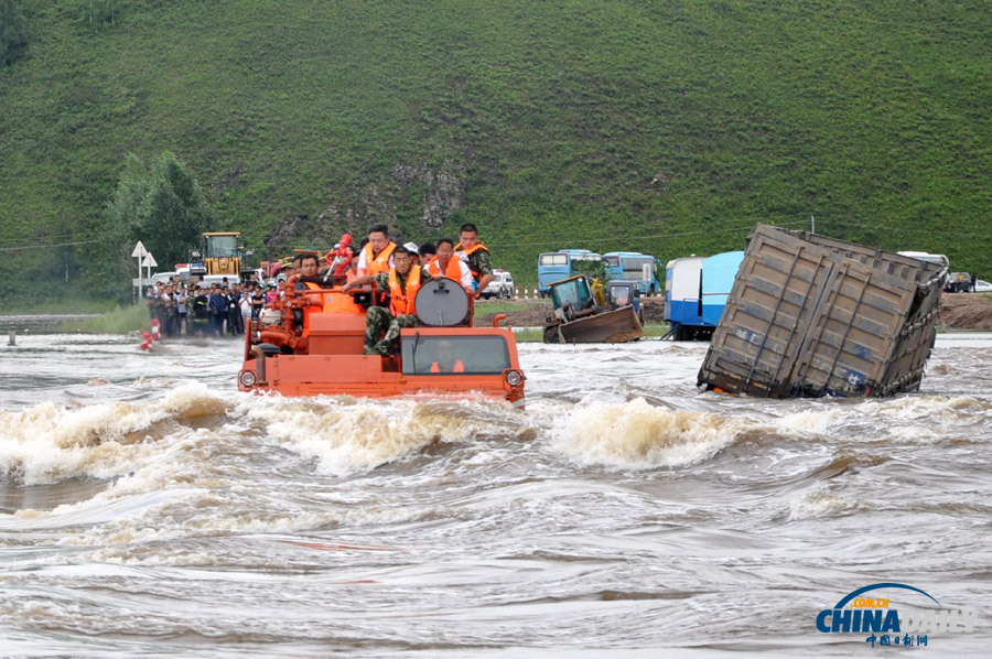 呼倫貝爾：武警動用裝甲運兵車轉(zhuǎn)移受災群眾