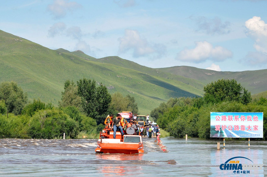 呼倫貝爾：武警動用裝甲運兵車轉(zhuǎn)移受災群眾