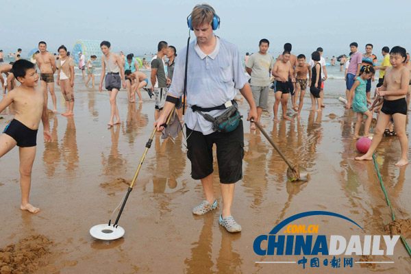 山東青島:外國(guó)友人義務(wù)清理沙灘廢舊金屬