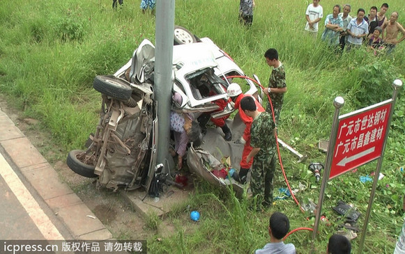 四川廣元天曌山一面包車側(cè)翻 事故造成2死4傷