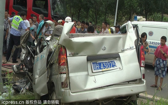 四川廣元天曌山一面包車側(cè)翻 事故造成2死4傷