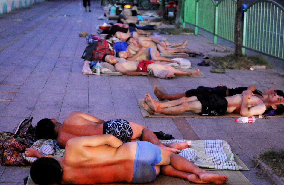 浙江義烏持續(xù)35℃以上高溫 大批民工露宿街頭