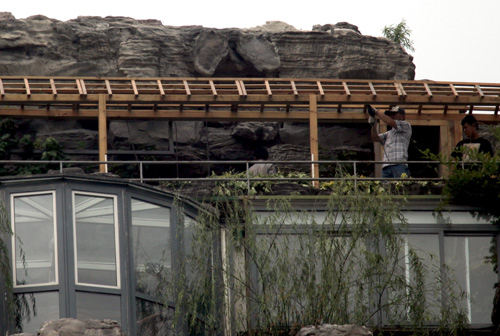 人濟(jì)山莊頂層違法別墅開始拆除 職能部門現(xiàn)場監(jiān)督