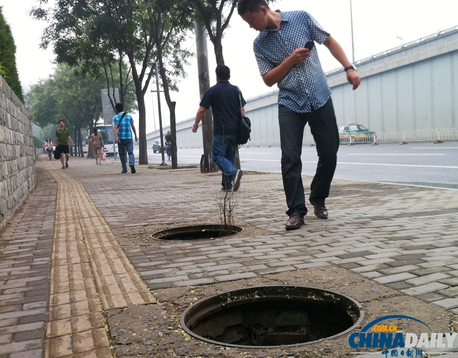 北京盲道旁兩處井蓋不翼而飛 安全隱患引擔(dān)憂