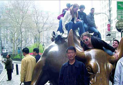 盤點(diǎn)被愛不釋手的雕塑 游客愛合照尷尬部位總被襲