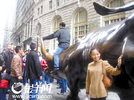 盤點(diǎn)被愛不釋手的雕塑 游客愛合照尷尬部位總被襲