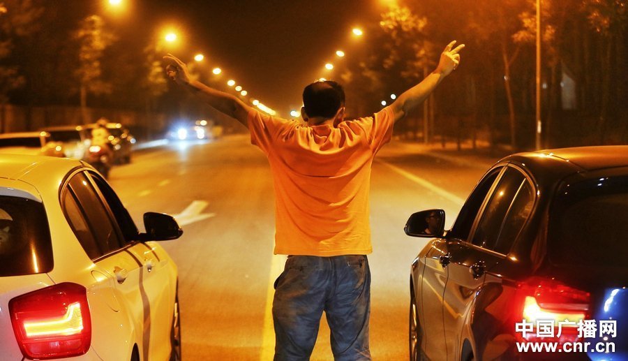 北京飆車黨深夜開(kāi)豪車逆行競(jìng)速 時(shí)速超150公里