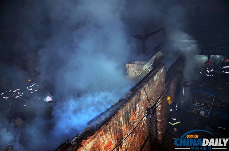 浙江溫嶺民房凌晨失火 火勢(shì)蔓延危及皮革倉(cāng)庫(kù)