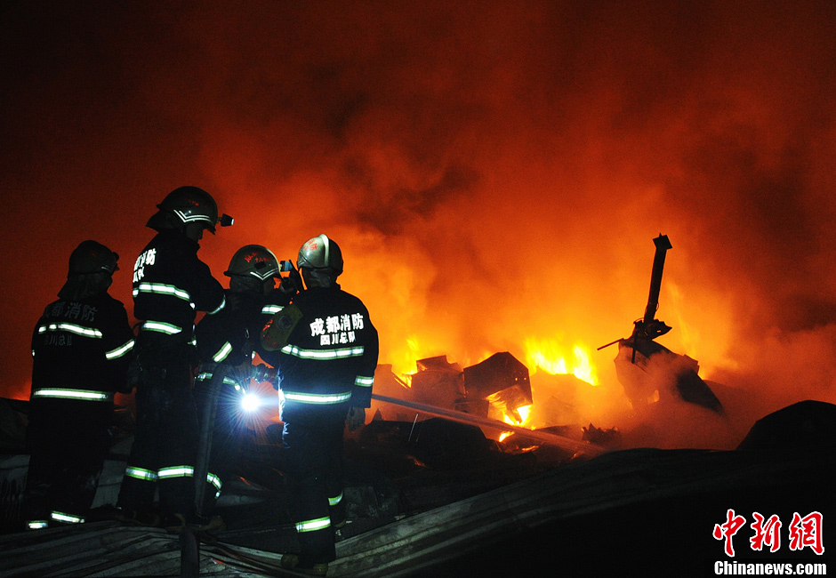 四川雙流一倉(cāng)庫(kù)發(fā)生大火 過(guò)火面積約3000平方米