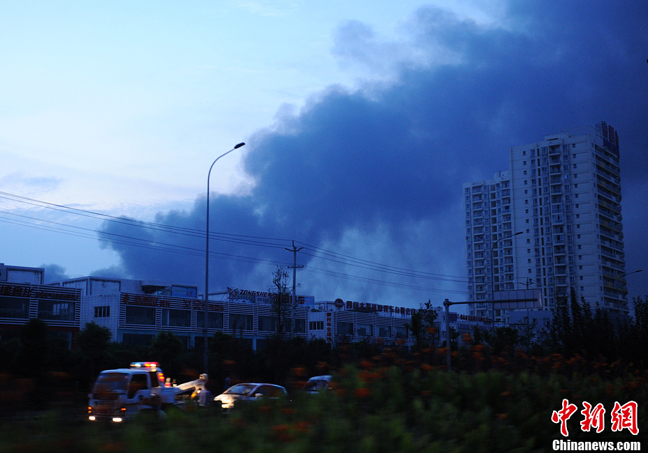 四川雙流一倉(cāng)庫(kù)發(fā)生大火 過(guò)火面積約3000平方米