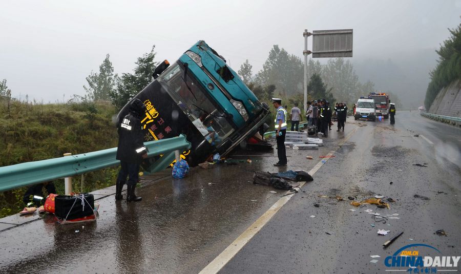 滬昆高速貴州凱里段大客車(chē)側(cè)翻致2死43傷