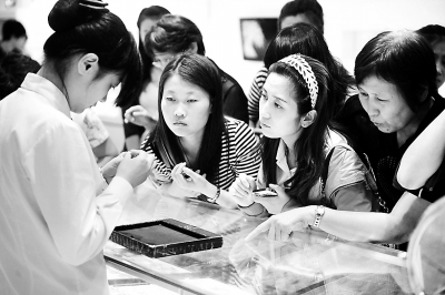 北京金飾假期銷售大增 香港再現(xiàn)“中國大媽”搶金