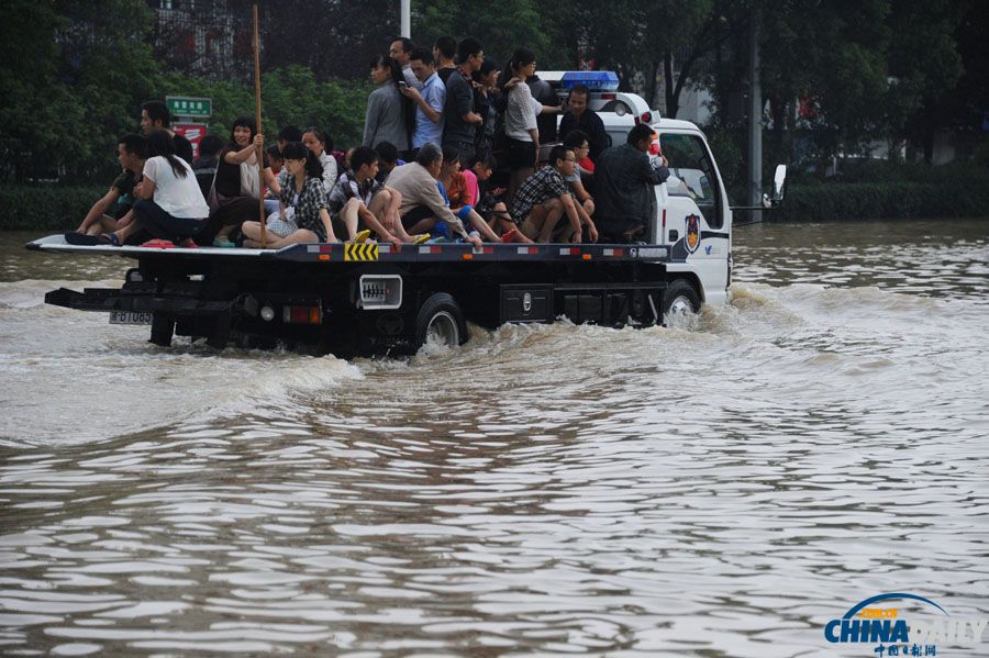 浙江余姚被洪水圍困 遭遇64年來(lái)最大降雨量