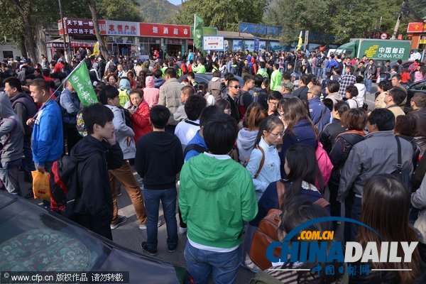 北京:香山紅葉迎來(lái)賞紅高峰 停車(chē)場(chǎng)8點(diǎn)就滿(mǎn)了