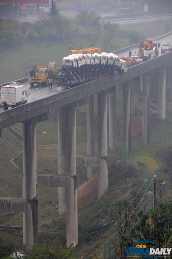 貴州掛車失足“折了腰” 大橋上演驚險大片