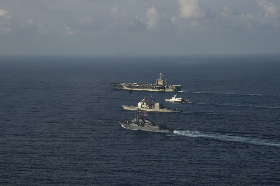 美海軍航母編隊(duì)在中國南海訓(xùn)練演習(xí)