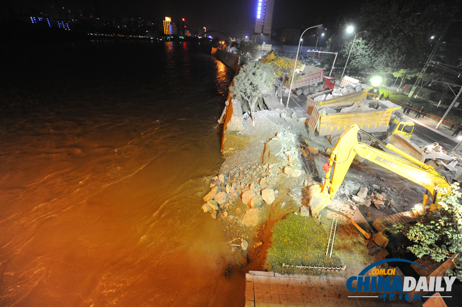 蘭州黃河城關(guān)大橋河堤垮塌河堤正在加緊搶修