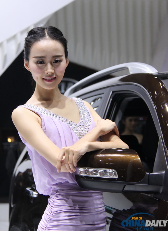 2013北京進(jìn)口汽車博覽會(huì)開幕 美女車模爭(zhēng)艷