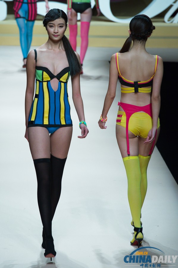 中國(guó)時(shí)裝周上演性感內(nèi)衣秀