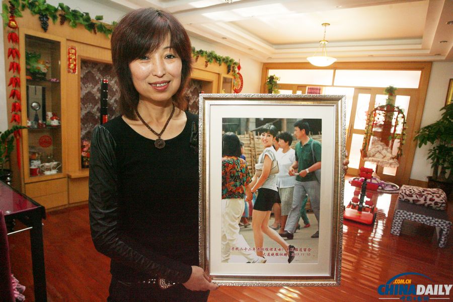 22年前大連短裙女孩找到了:一張老照片背后的故事