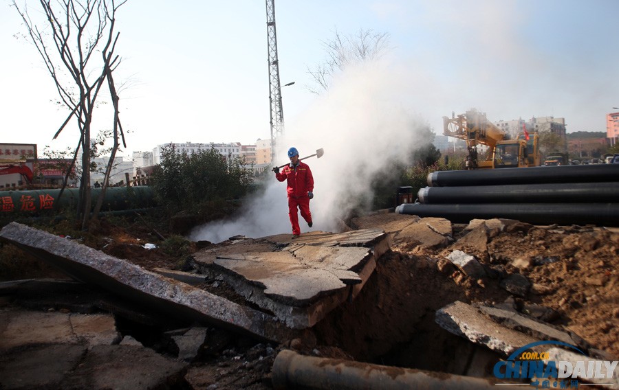 現(xiàn)場直擊：青島爆燃事故受災(zāi)群眾排隊領(lǐng)餐