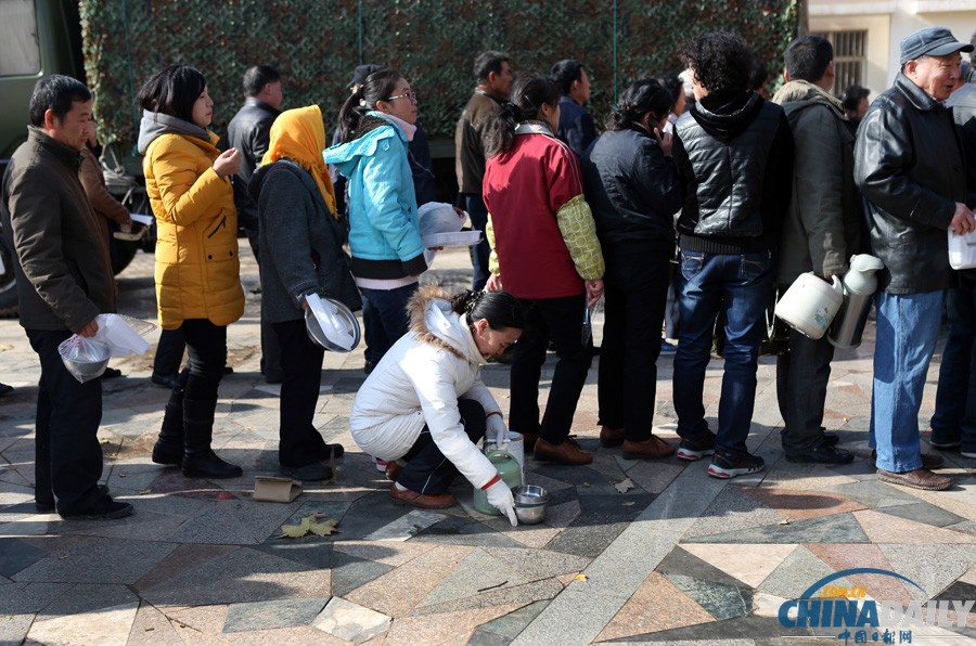 現(xiàn)場(chǎng)直擊：青島爆燃事故受災(zāi)群眾排隊(duì)領(lǐng)餐