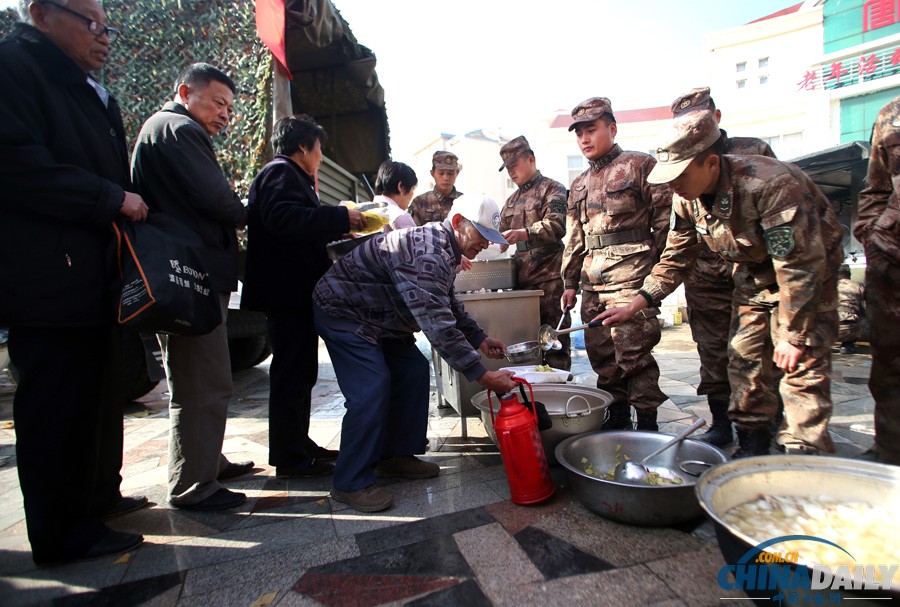 現(xiàn)場(chǎng)直擊：青島爆燃事故受災(zāi)群眾排隊(duì)領(lǐng)餐