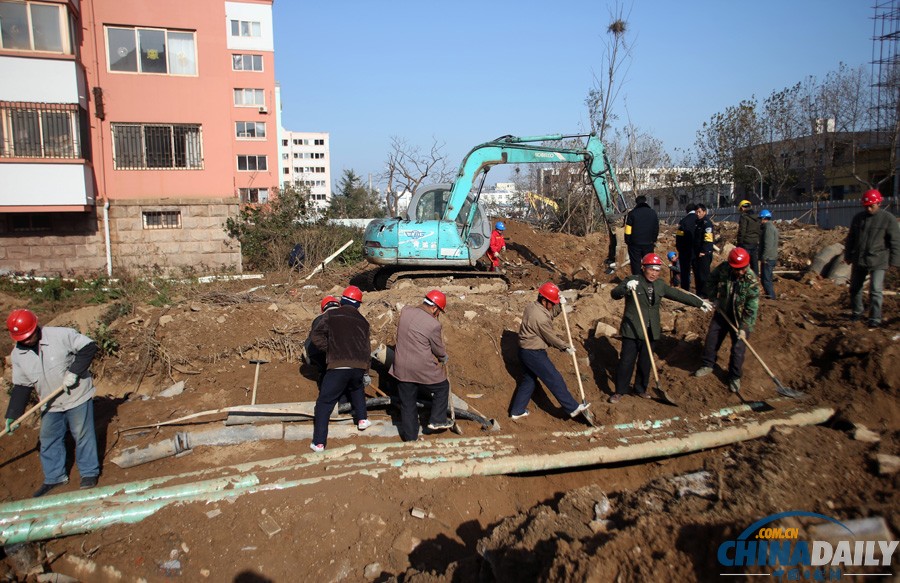 現(xiàn)場直擊：青島爆燃事故受災(zāi)群眾排隊領(lǐng)餐