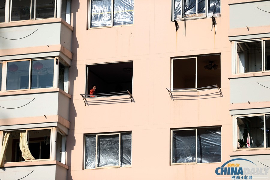 現(xiàn)場直擊：青島爆燃事故受災(zāi)群眾排隊領(lǐng)餐