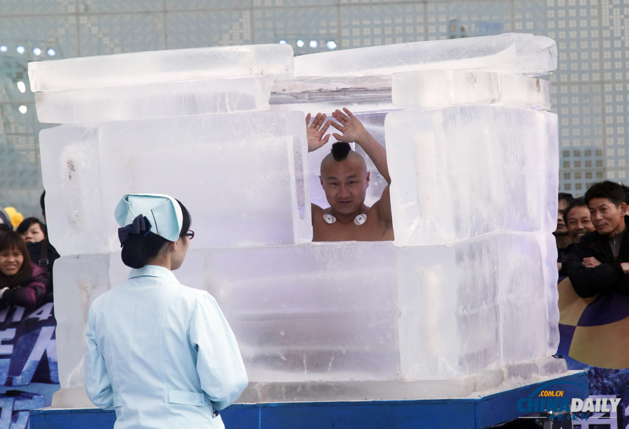 長沙舉辦“冰封活人48小時(shí)” 挑戰(zhàn)人類耐寒極限