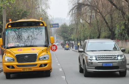 成都司機(jī)不避讓校車被攔下 好尷尬:兒子就在這輛校車上