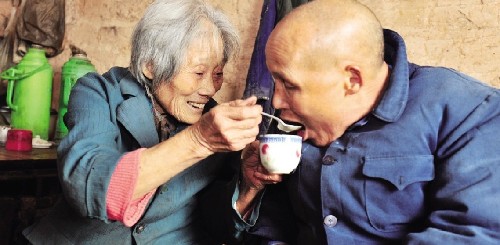 慈母養(yǎng)育繼子62年感動鄉(xiāng)鄰