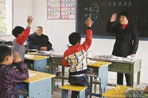 女教師用輪椅推家人上課堂