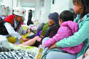 北京“流動(dòng)醫(yī)院”進(jìn)震區(qū)