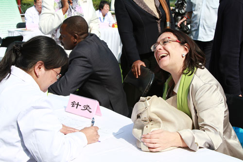 駐華外交使節(jié)在朝陽體驗中醫(yī)藥文化