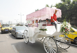 駿馬開道 這個迎親隊好拉風(fēng)