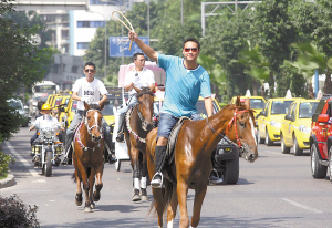 駿馬開道 這個迎親隊好拉風(fēng)