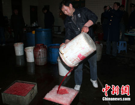 重慶查獲近萬斤涉嫌“福爾馬林”保鮮血旺(圖)