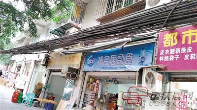 重慶多地現(xiàn)懸空電纜存隱患 小孩