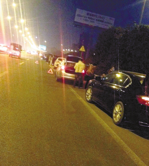 重慶內(nèi)環(huán)某路段1公里10多個坑 路邊10多輛車同時換胎