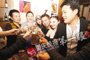 兩個80后房地產(chǎn)高管結婚 婚宴無飯無菜只有酒