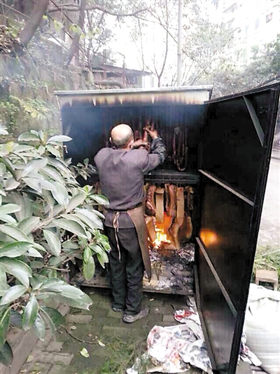 一次能熏300斤臘肉煙還少 來看看熏臘肉的神器！