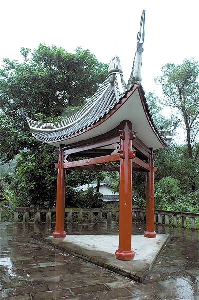 重慶第一關(guān)青木關(guān)旁坡坡上 藏著一個(gè)7000萬歲的石老翁