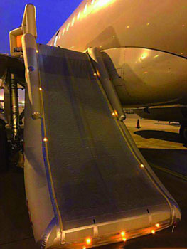 乘客又打開(kāi)飛機(jī)應(yīng)急滑梯 專(zhuān)家吁嚴(yán)懲“任性”的手