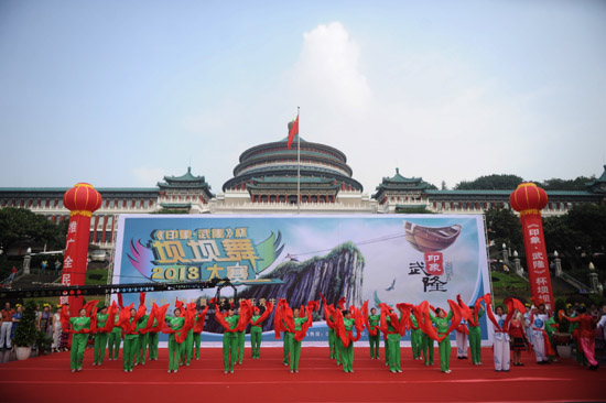 “壩壩舞”結(jié)合“川江號子” 重慶大媽創(chuàng)新演繹傳統(tǒng)文化