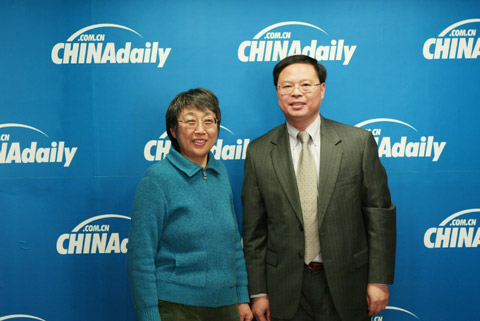 張劍飛與中國(guó)日?qǐng)?bào)常務(wù)副總編輯黃慶