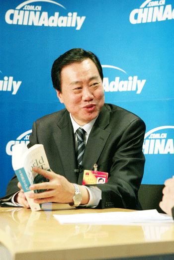 大連市委書記夏德仁與《世界是平的》