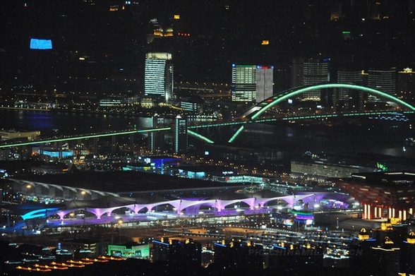 世博會開幕在即 空中體驗(yàn)夜上海