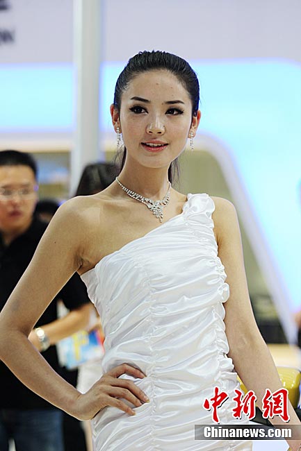 高清：重慶國際車展開幕 美女車模伴豪車