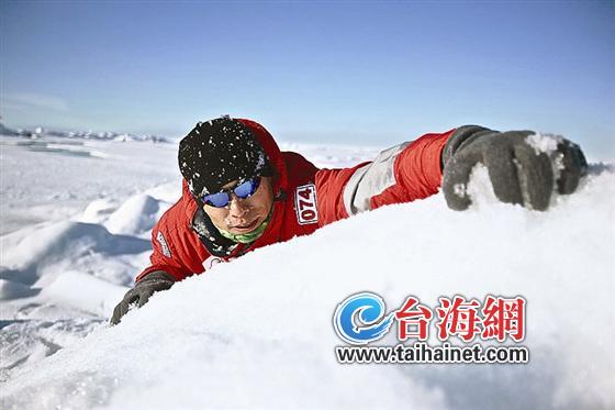 殘奧冠軍廈門人侯斌踏上北極點(diǎn) 單腳征服北極